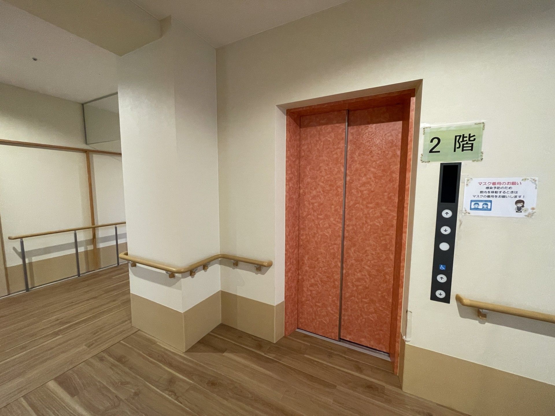 バリアフリー設計のエレベーター
