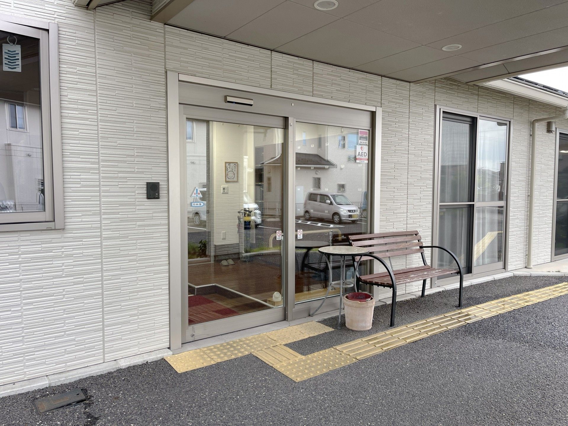 入口のベンチとスロープ