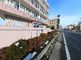 広々とした駐車場と建物の外観