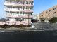 広い駐車場と建物の外観