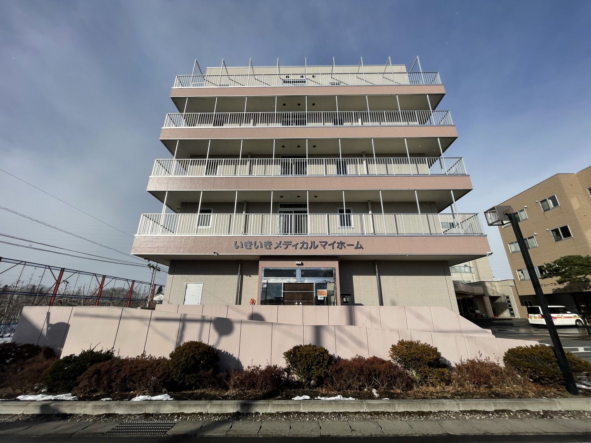 5階建ての建物外観