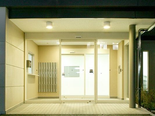 風除室があるエントランス。風除室内には戸別のポストが設置され、受付も用意されている。