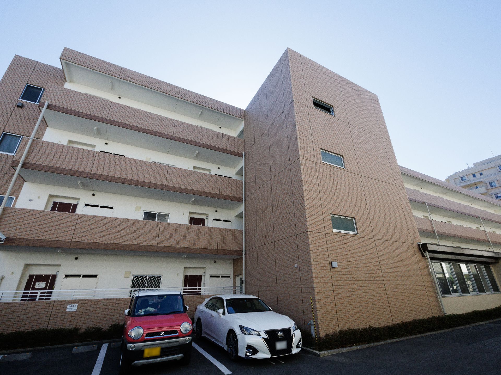 落ち着いた雰囲気が感じられる施設の外観