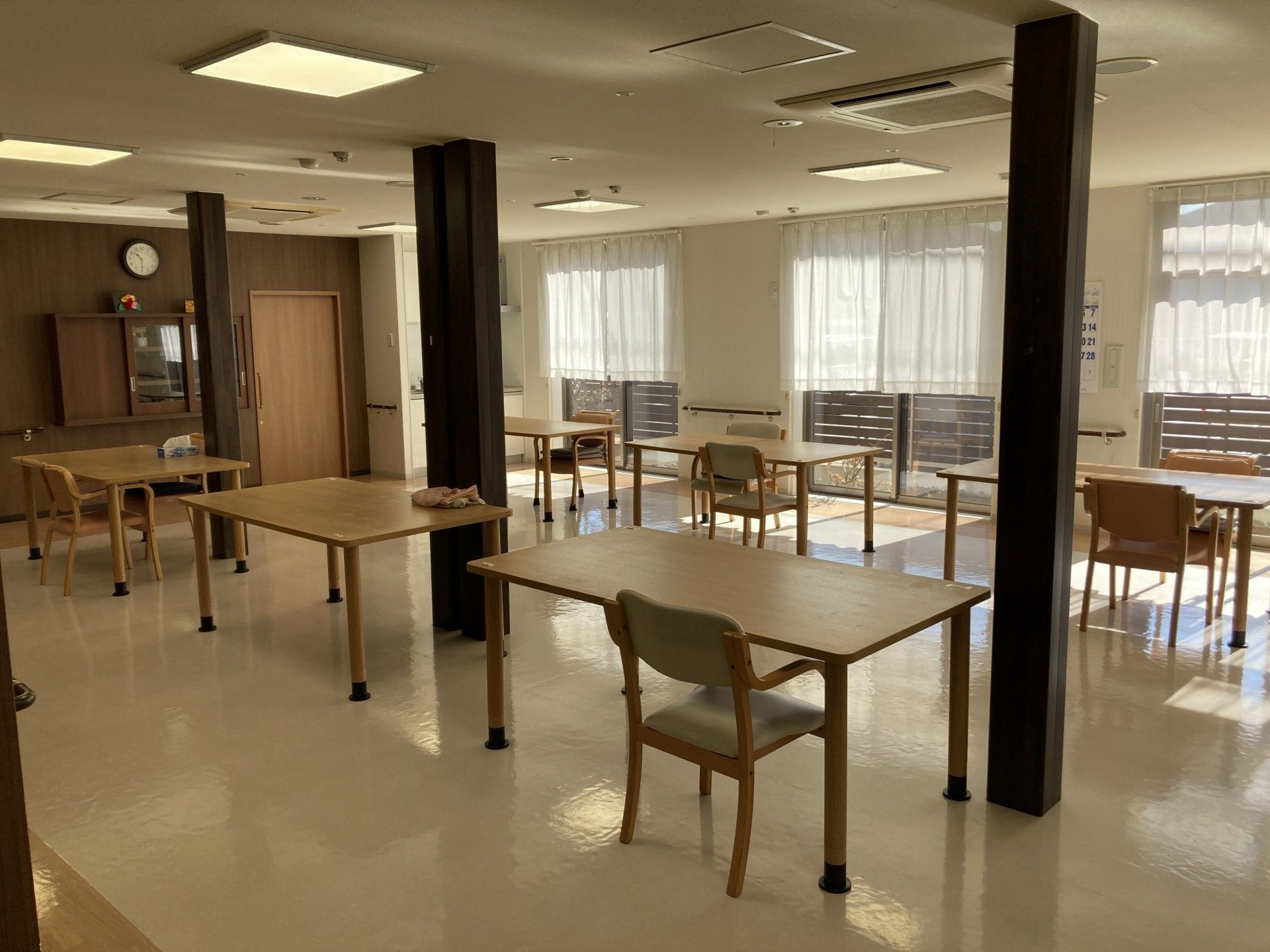日差しが差し込む広間