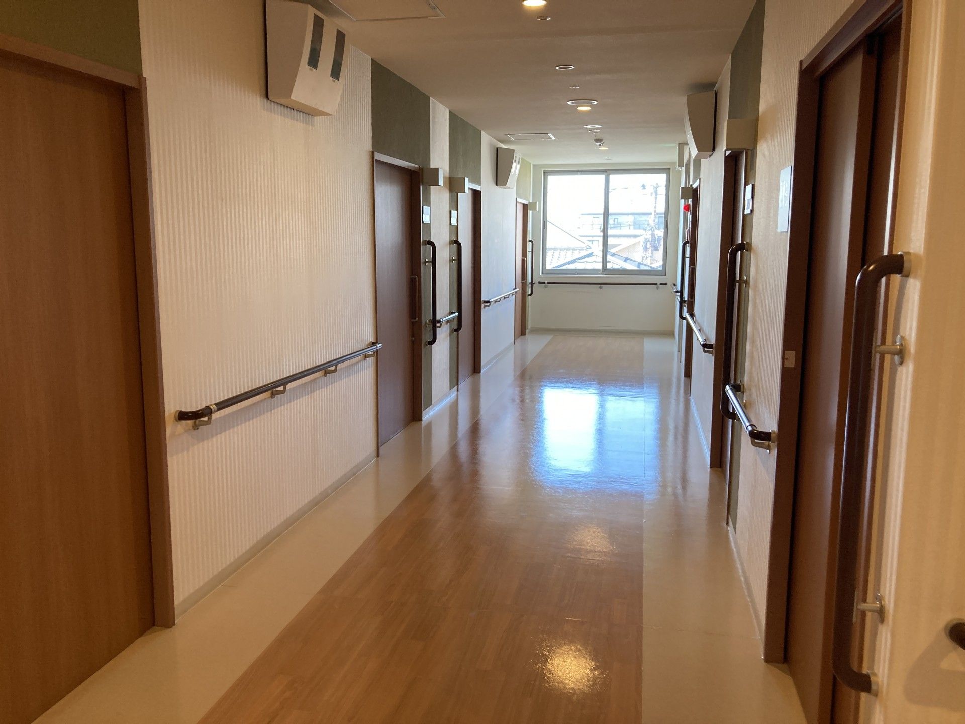手すり付きの明るい廊下
