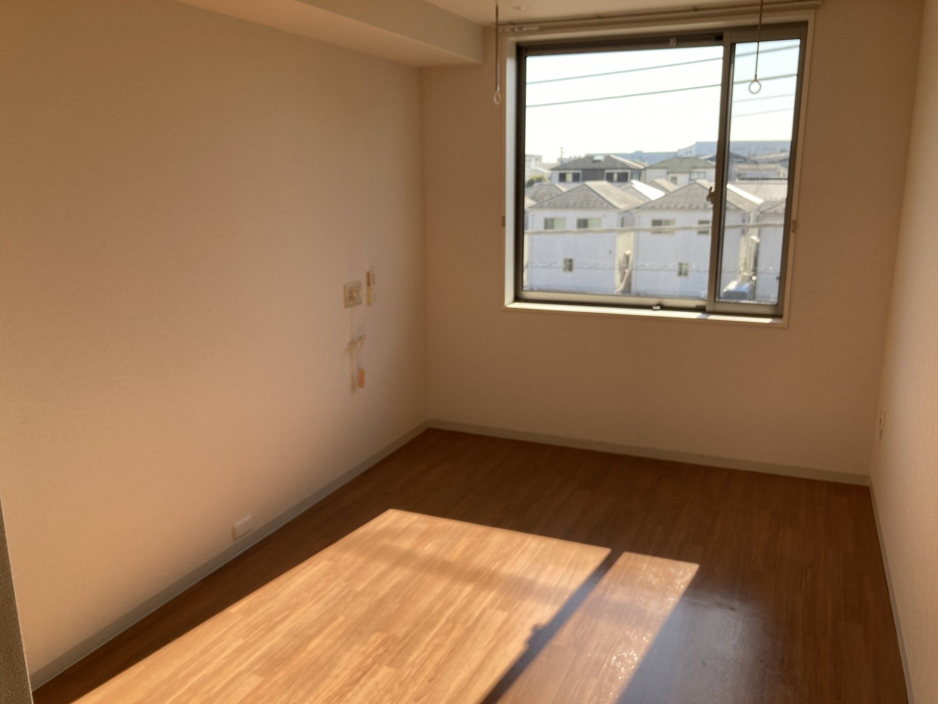 日差しが差し込む部屋