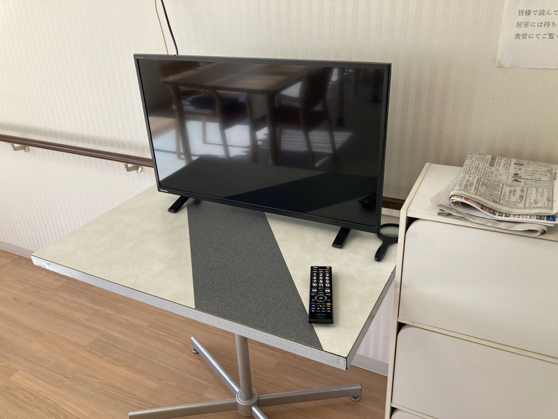 テレビと新聞のある場所
