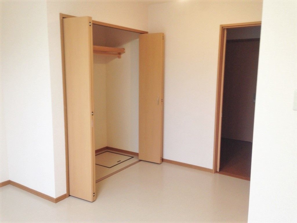 大きな収納スペースが付いた居室。床下収納も付いている。