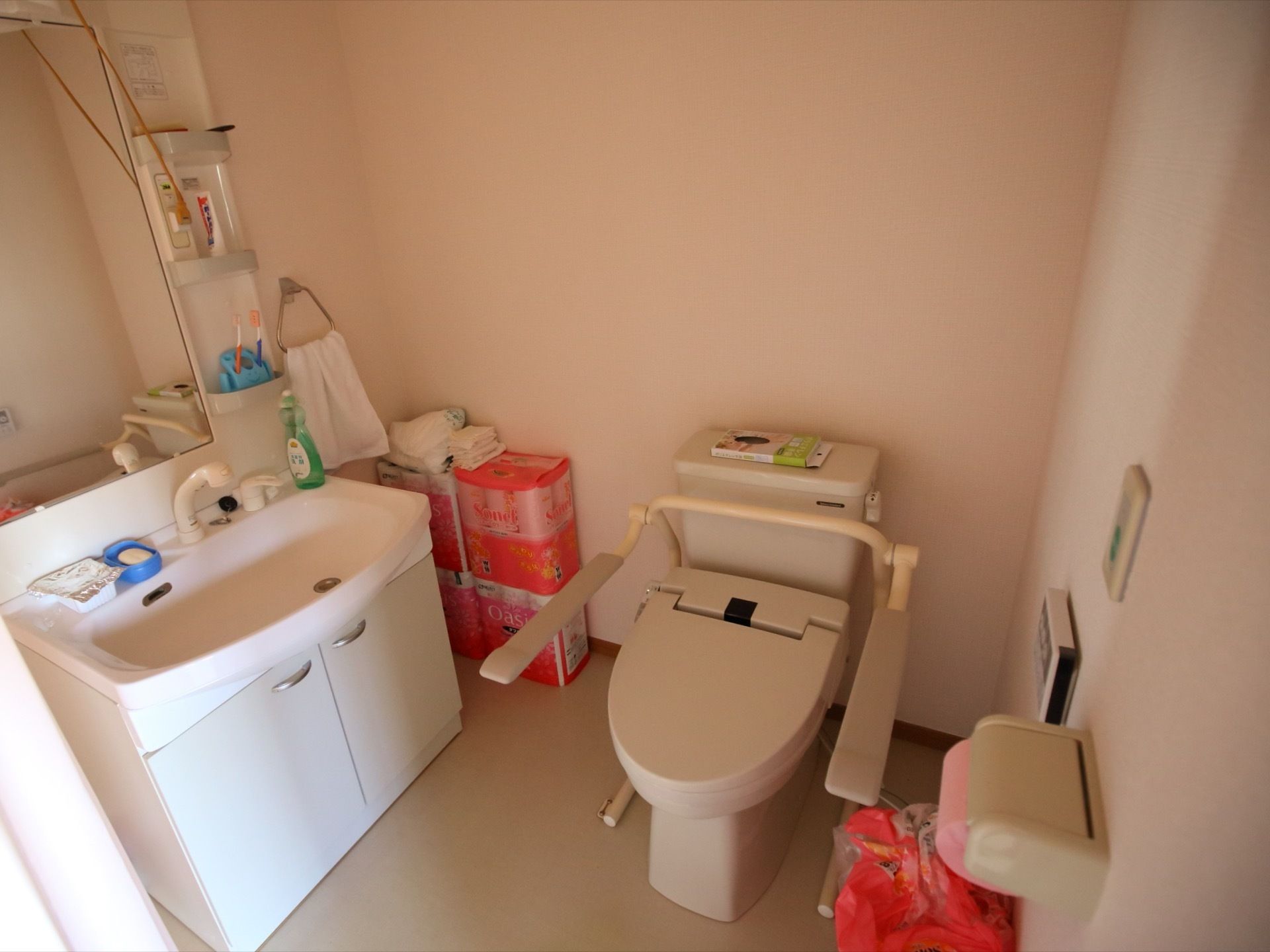 トイレには、完備された温水洗浄便座器にレバー式手すりが配備され、そばには洗面化粧台が設置されている。