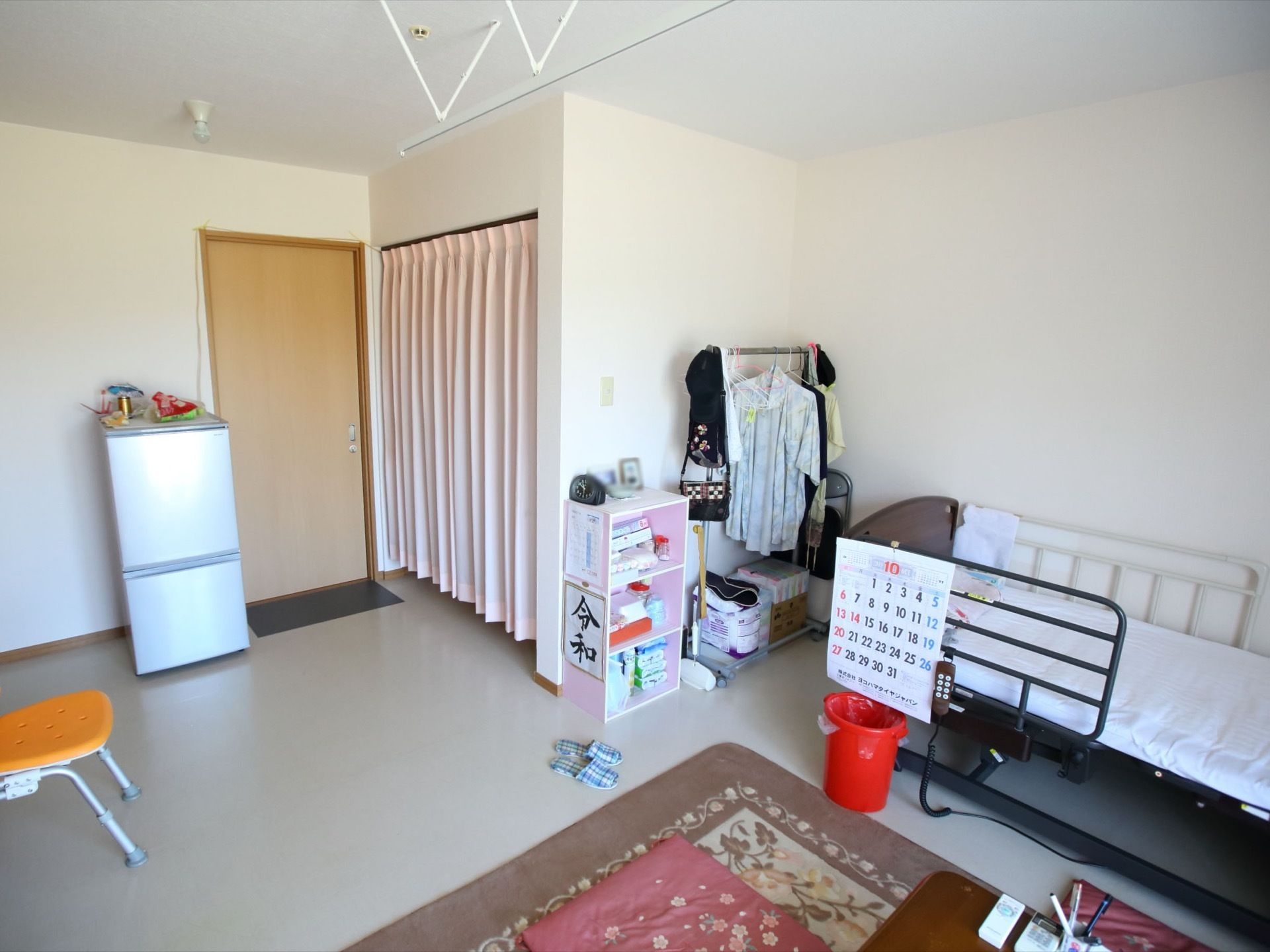 陽射しが入り明るい居室である。入居者様のお好みに合わせた家具など、利用しやすいようにレイアウトされている。