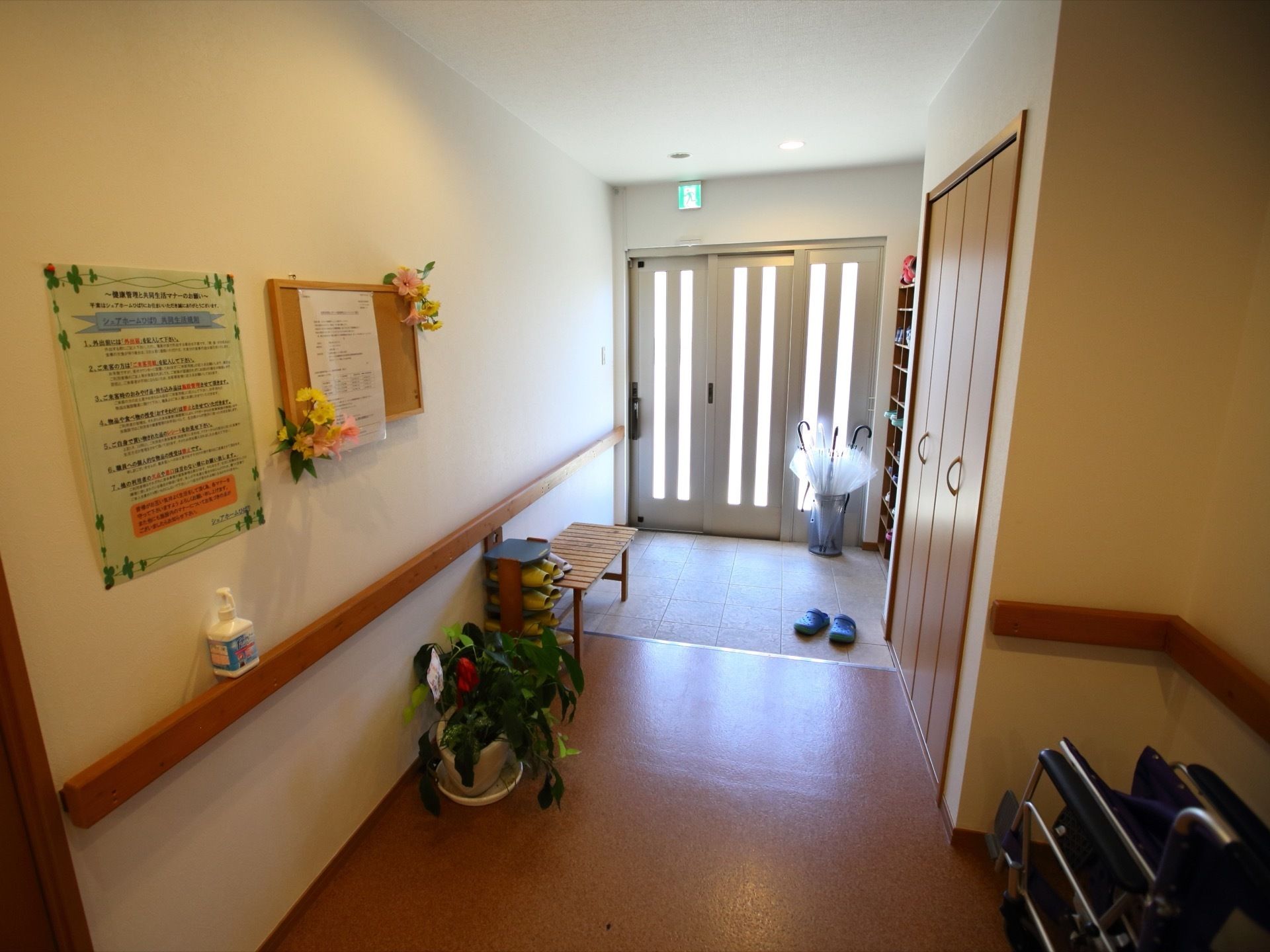3枚のスライド式扉が設置された玄関には、デザイン違いのフラットな床面で施設内へ入っていけるよう設計されている。