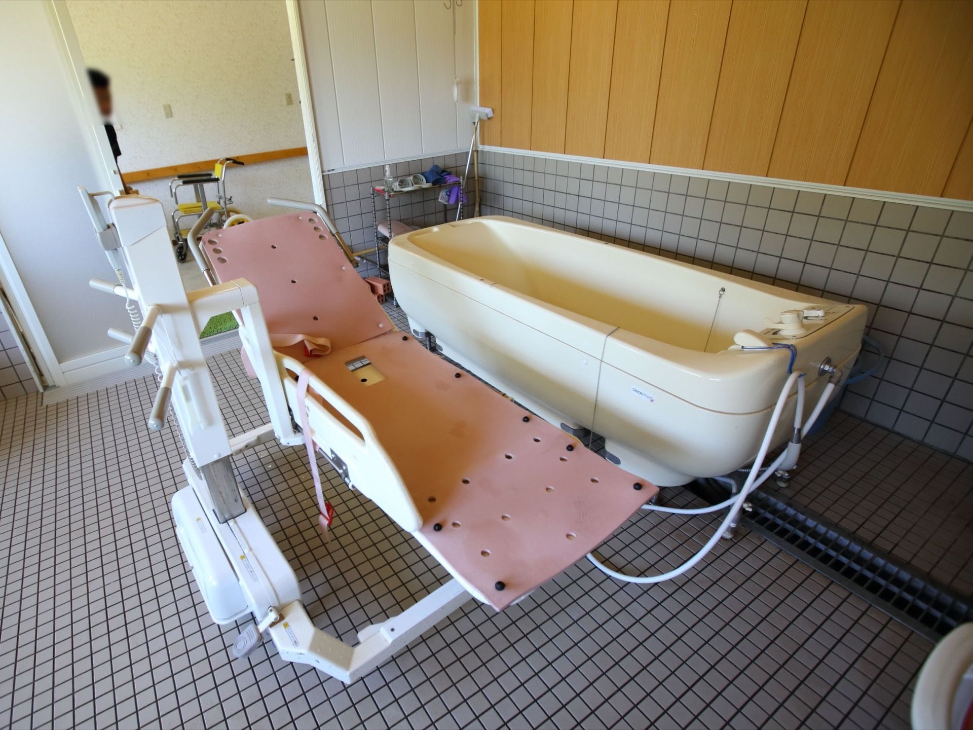 寝たままの姿勢で入浴可能な、ストレッチャー付きの浴槽が完備されている。脱衣所には、シャワー用車椅子が用意されている。