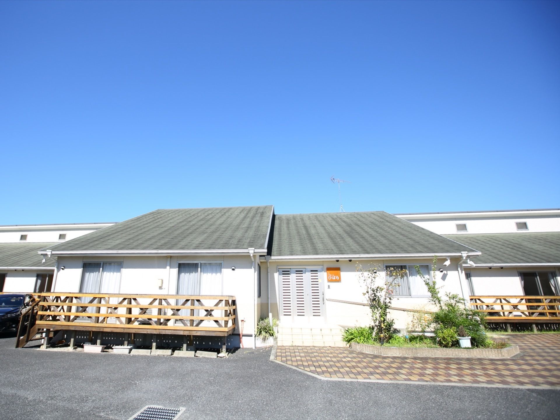 広い面積を有した平屋建ての建物である。建物前は明日フェルトで舗装されており、玄関前は花壇が設けられている。
