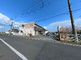 静かな住宅街の建物外観