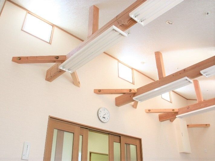 天井が高く、梁には電灯が設置されている。壁には時計があり、天窓もたくさんついている。電灯が付いていなくても十分明るい。