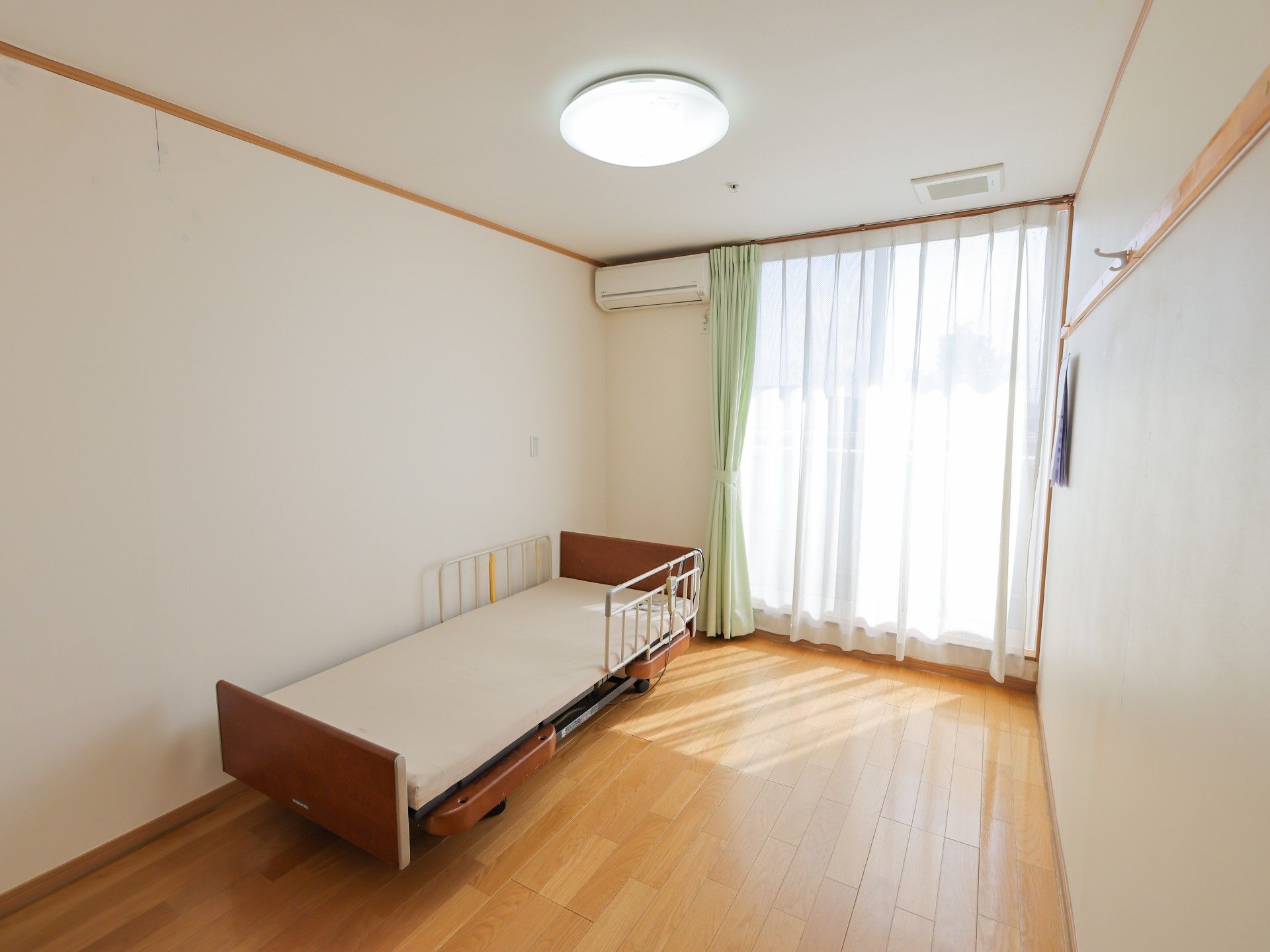 小さな天窓がたくさんつき明るい館内。天井が高く電灯も多くあるが点いていない状態でも十分明るい。時計も壁に付いている。