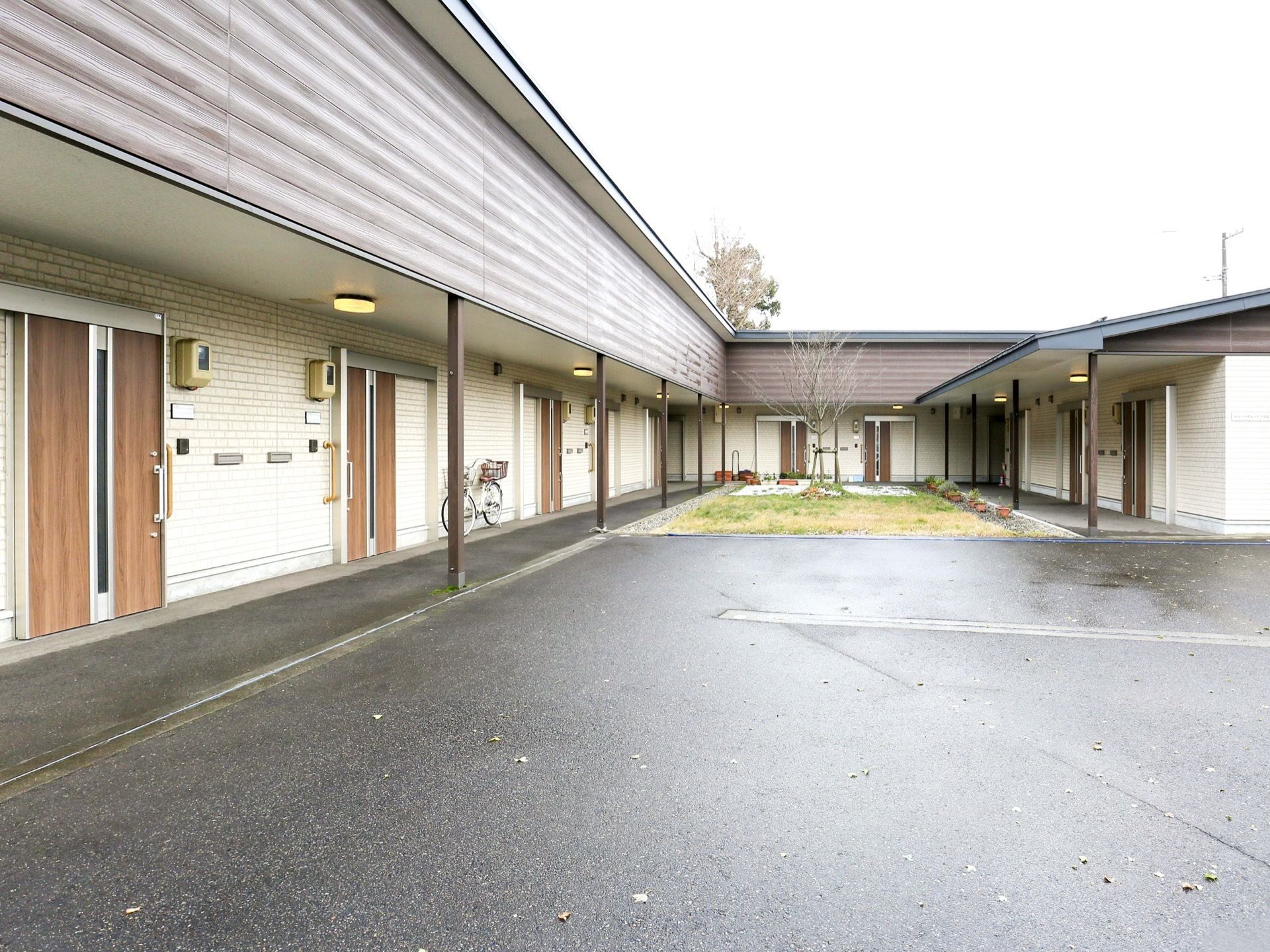施設はアパートのような外観の平屋建ての建物である。中庭が設けられており、外廊下に沿ってひさしが付いている。