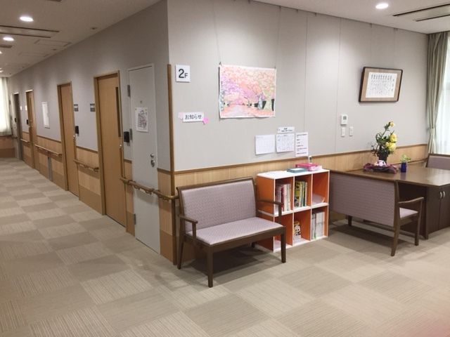 エレベーター前の廊下。椅子がいくつか置いてありその地殻には本棚がある。休憩をするのもいいだろう。