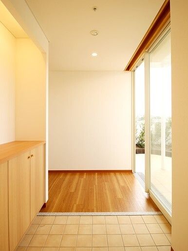 通常の住宅の玄関のようなデザイン。サービス付き住宅のエントランス付近