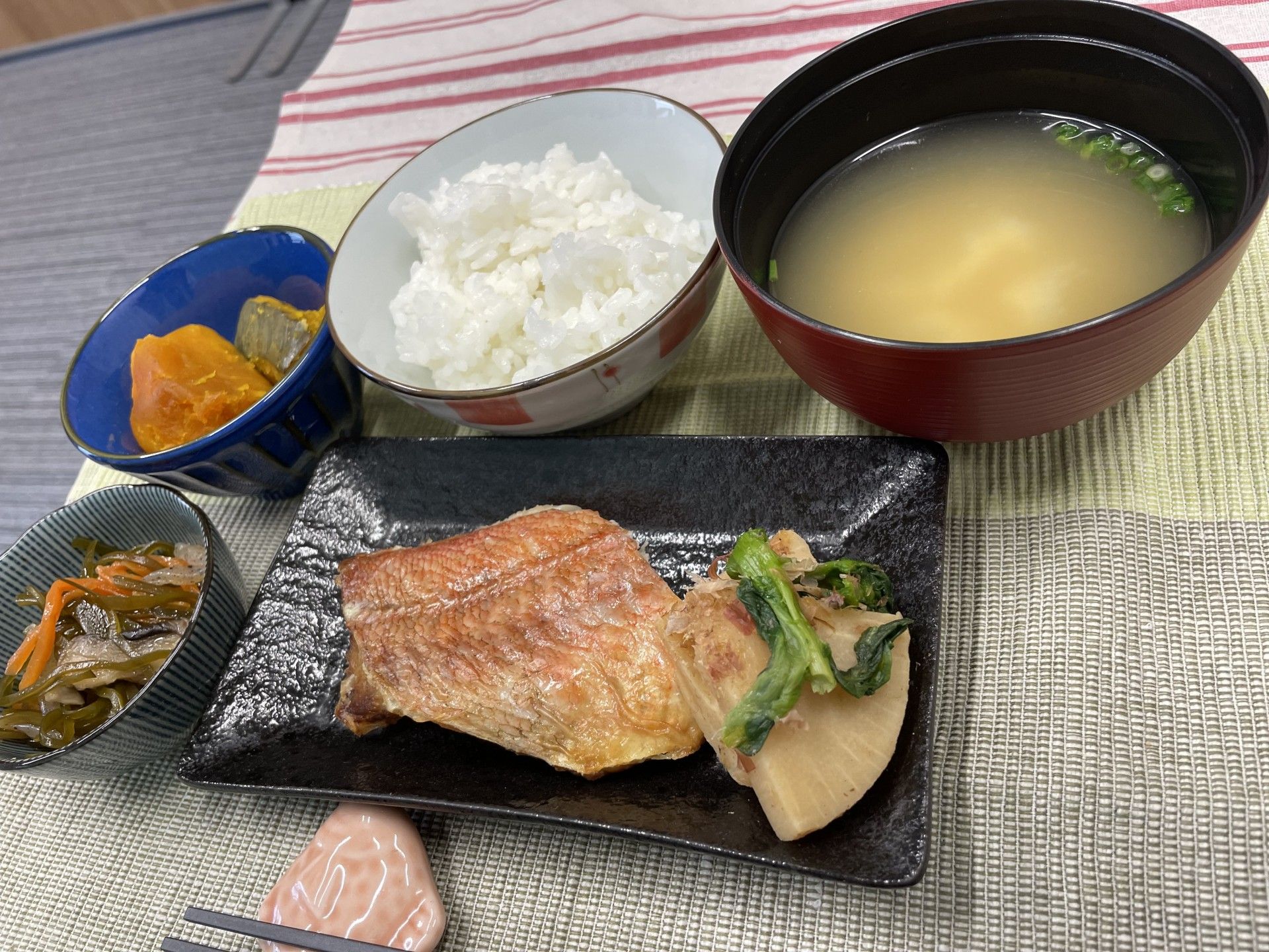 仲良く食事をしている高齢の男性と女性