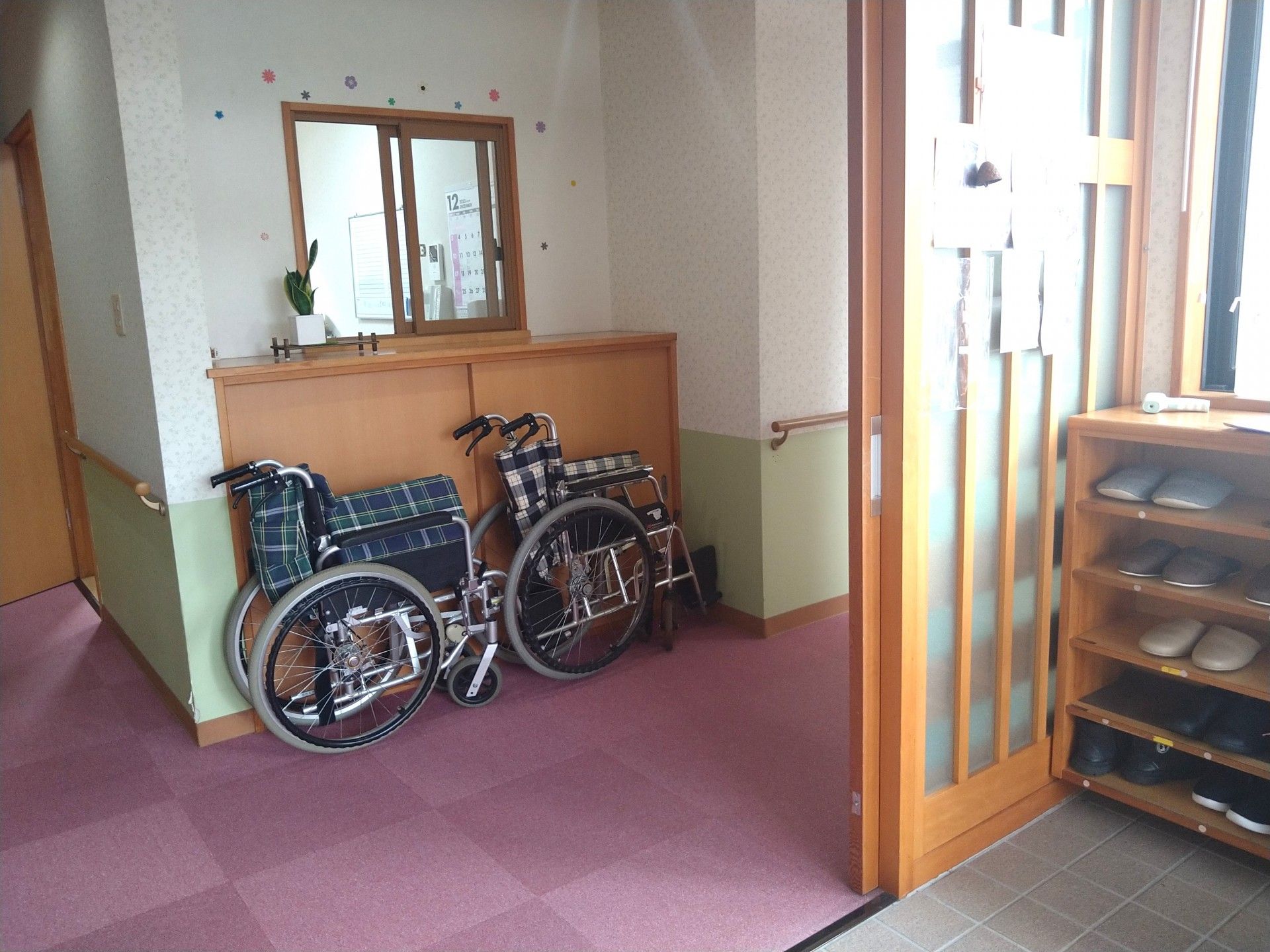 車いすの女性と医療スタッフ
