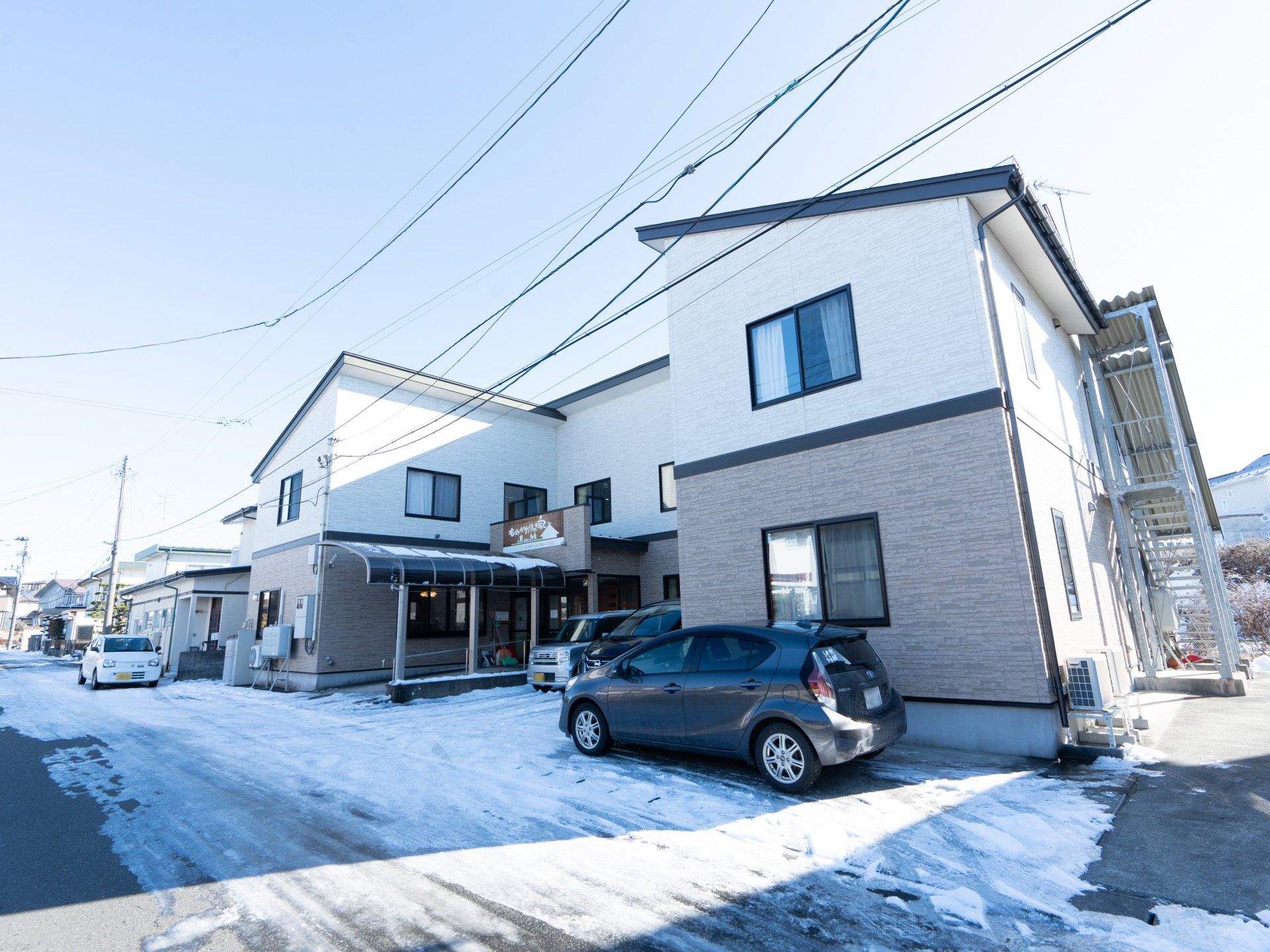 雪の中の建物外観