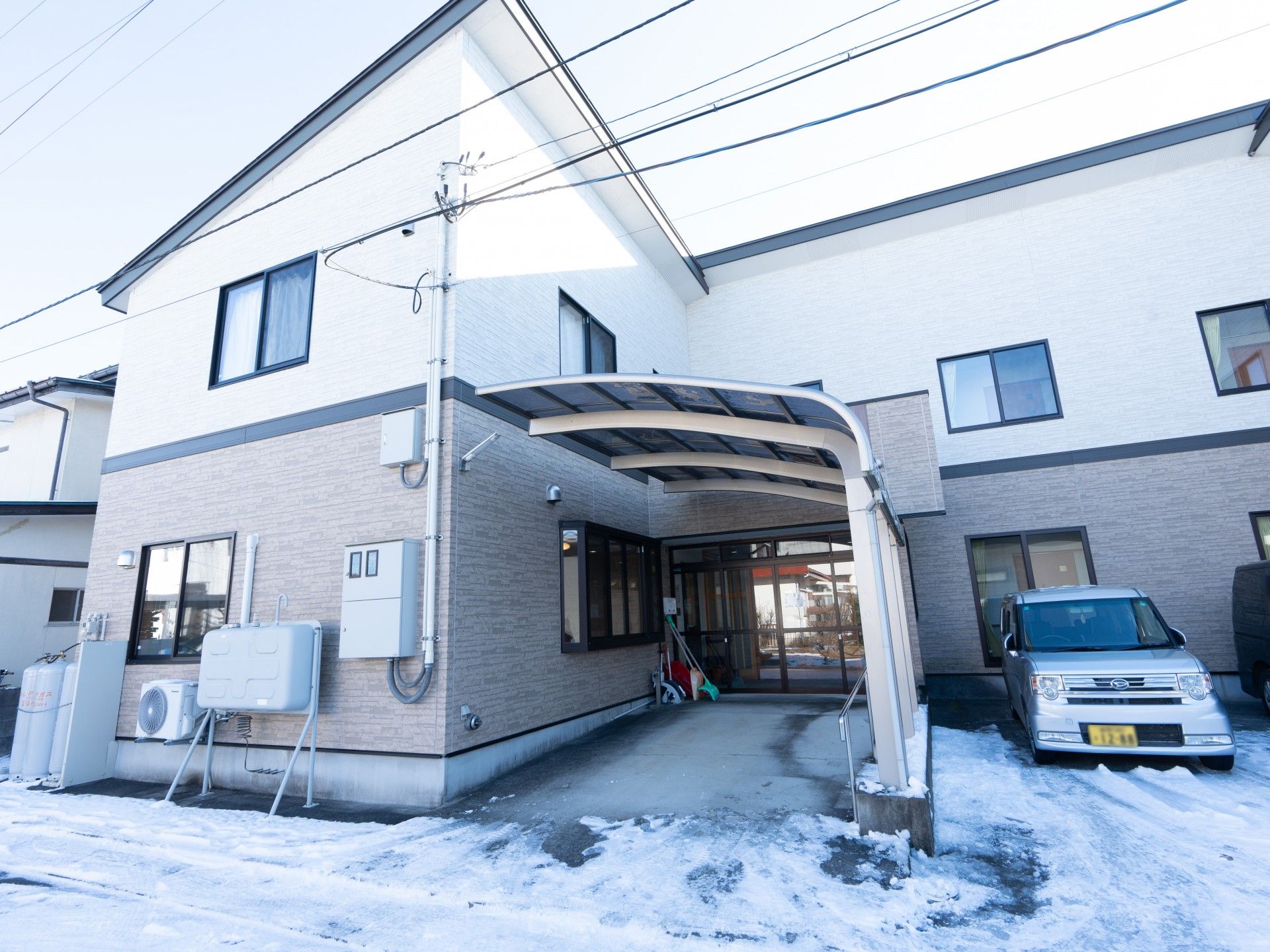 雪のある建物の外観