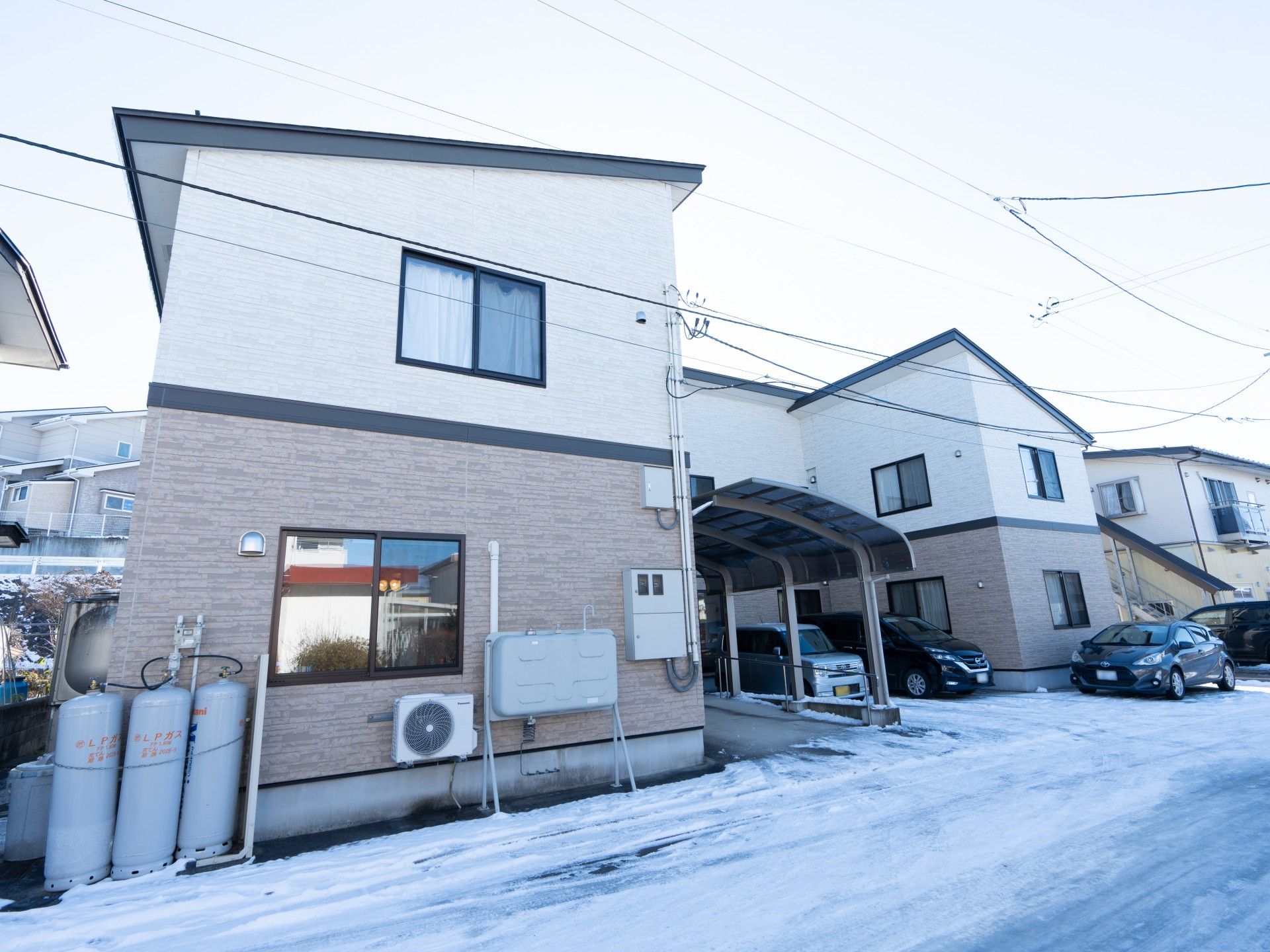雪景色の建物外観