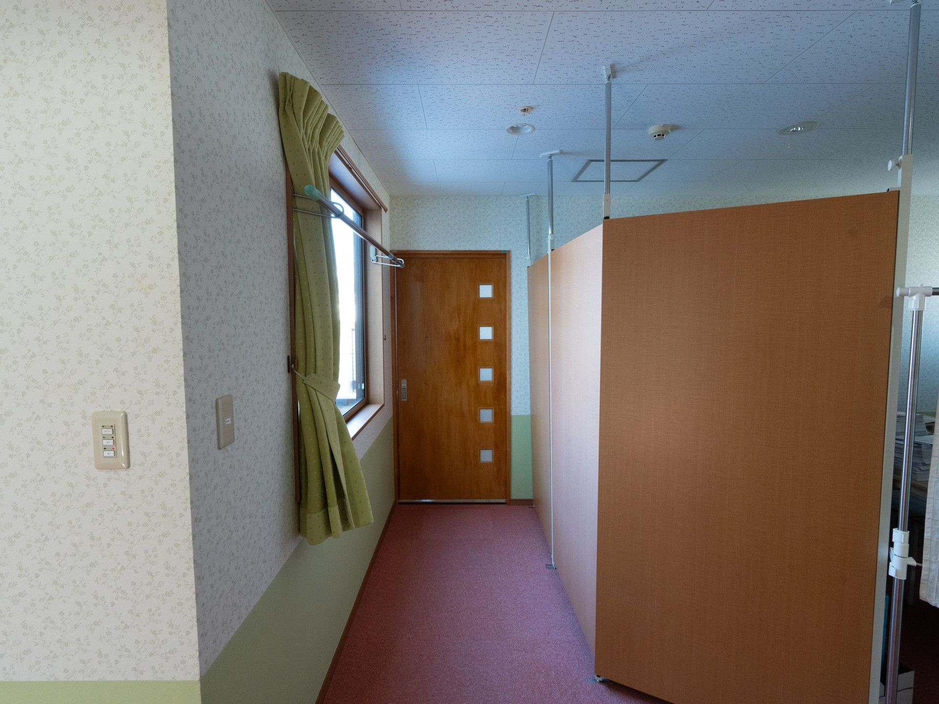 明るい廊下と仕切り