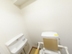 介護施設の明るいトイレの内装