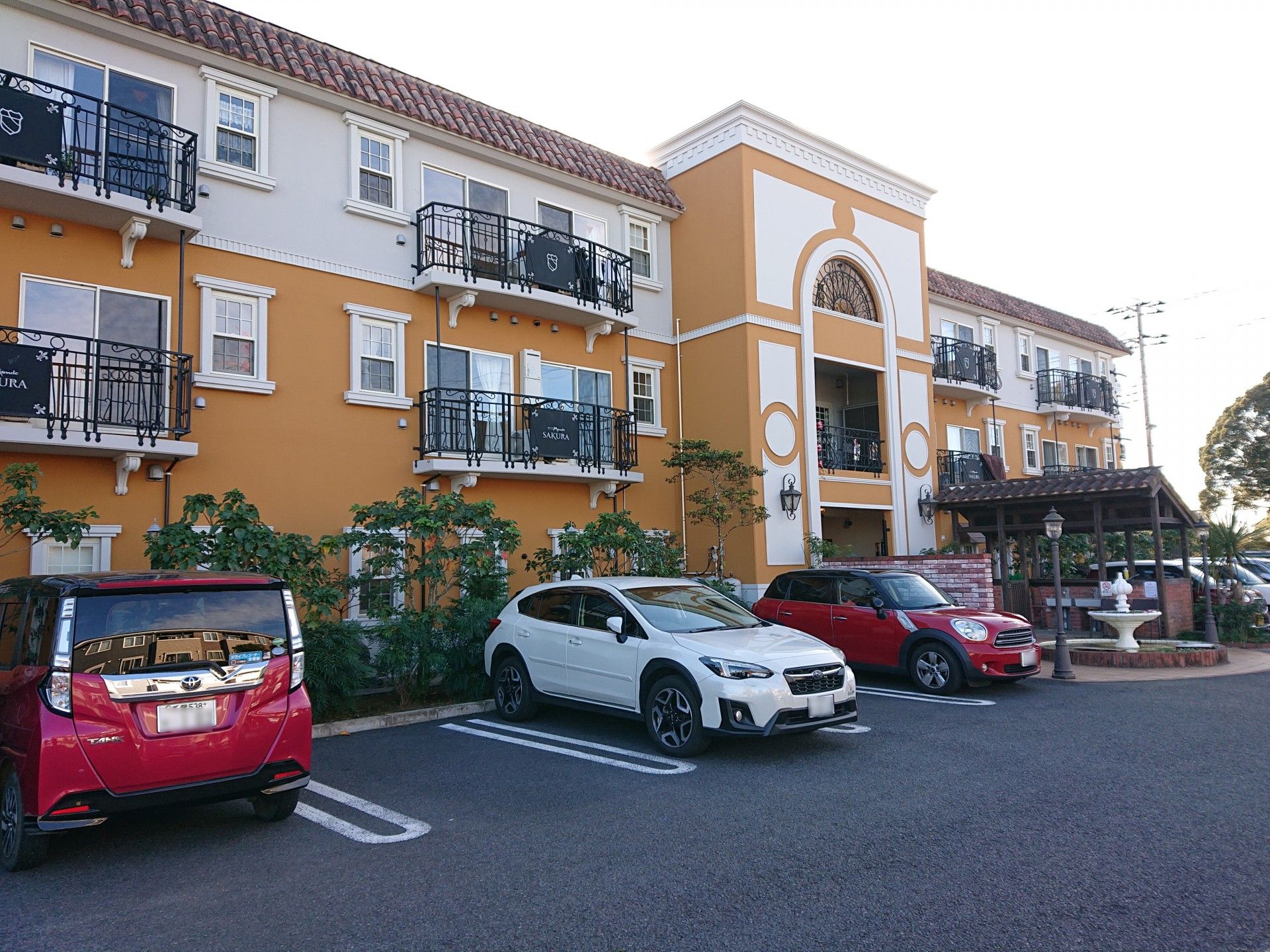 暖色系の建物と駐車場