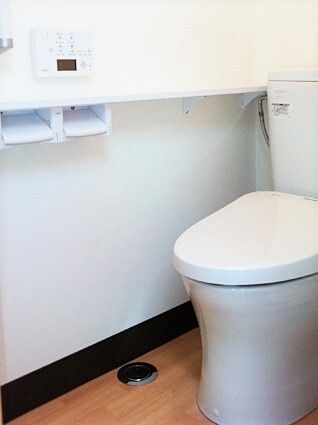 ２連のトイレットペーパーホルダーが付いたトイレ。デザインがシンプルなトイレで、全体的に白でまとめられている。