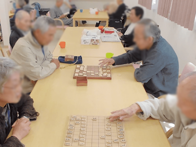 将棋を楽しむ様子の部屋