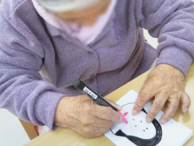 塗り絵を楽しむ手元
