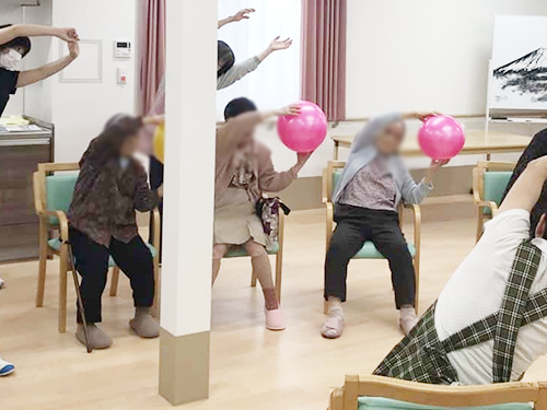 椅子に座って体操する様子