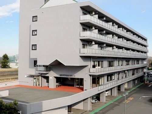 各フロアにベランダがあり、どっしりとした造りの６階建ての建物。全体的にグレーで1階部分が駐車場。