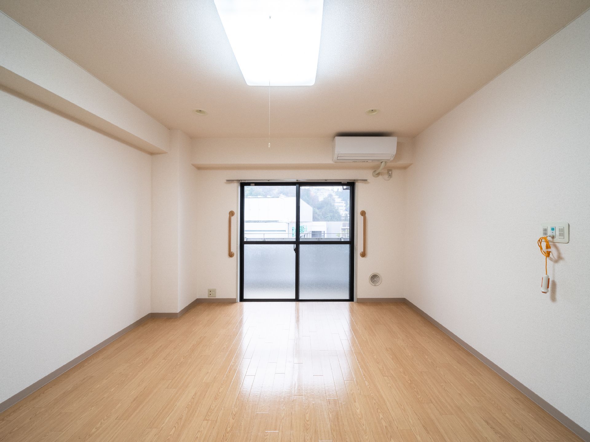窓があるので日差しが差し込む広々とした居室