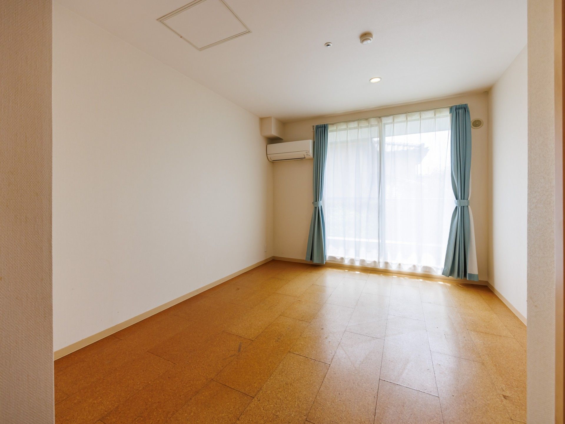 日差しが差し込む部屋