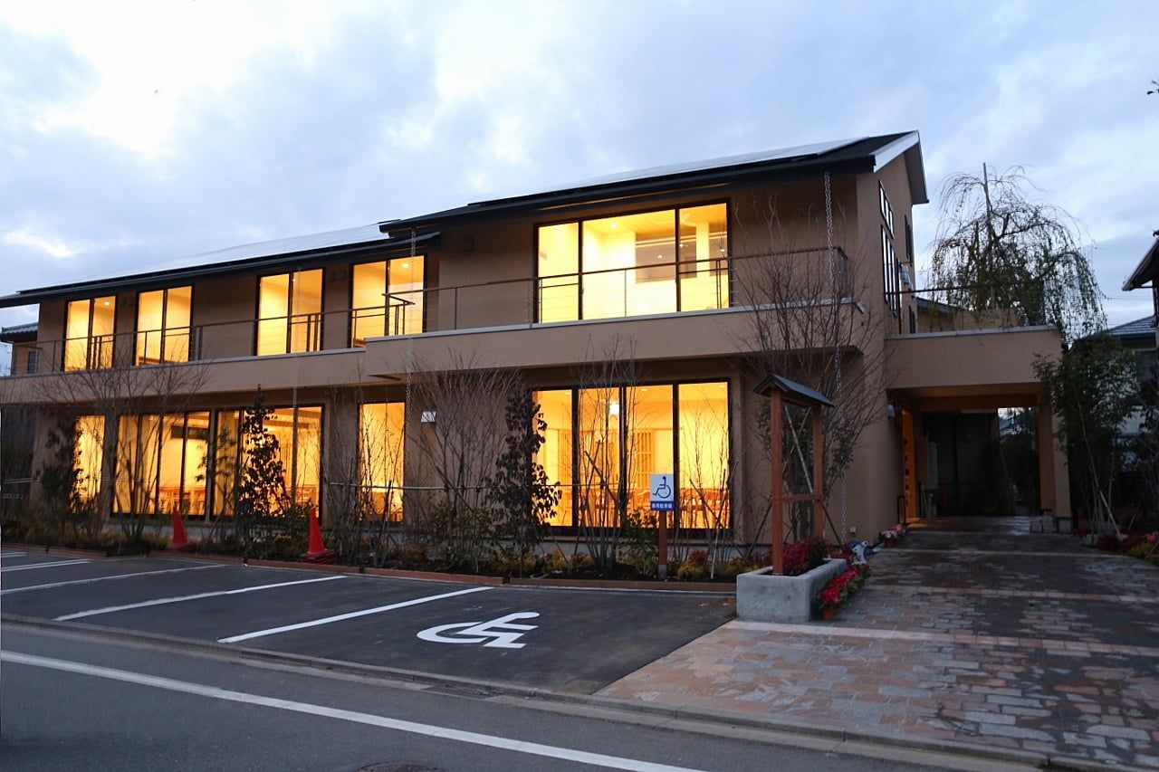 夕方の建物外観
