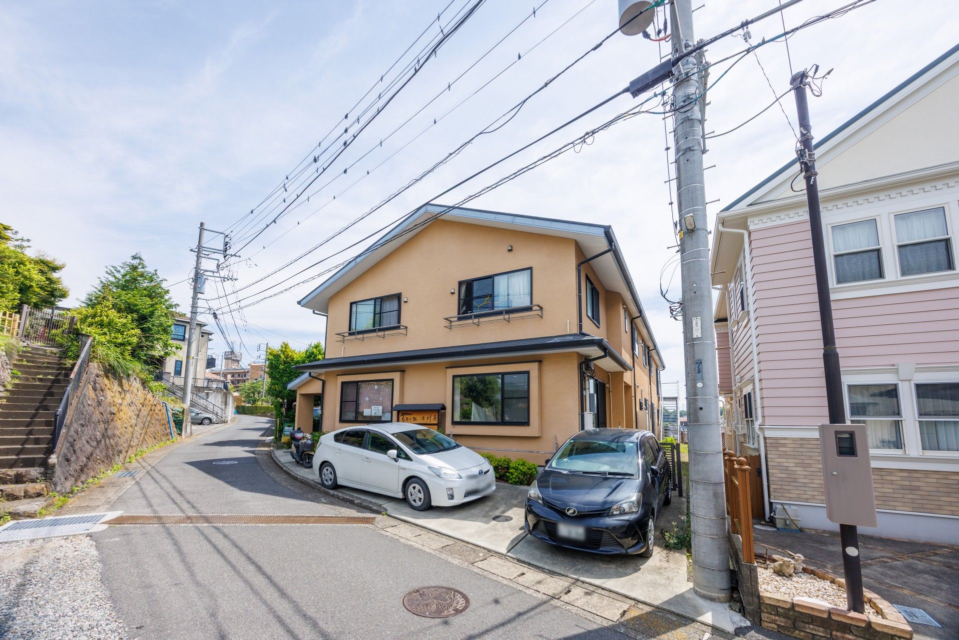 静かな住宅街の建物