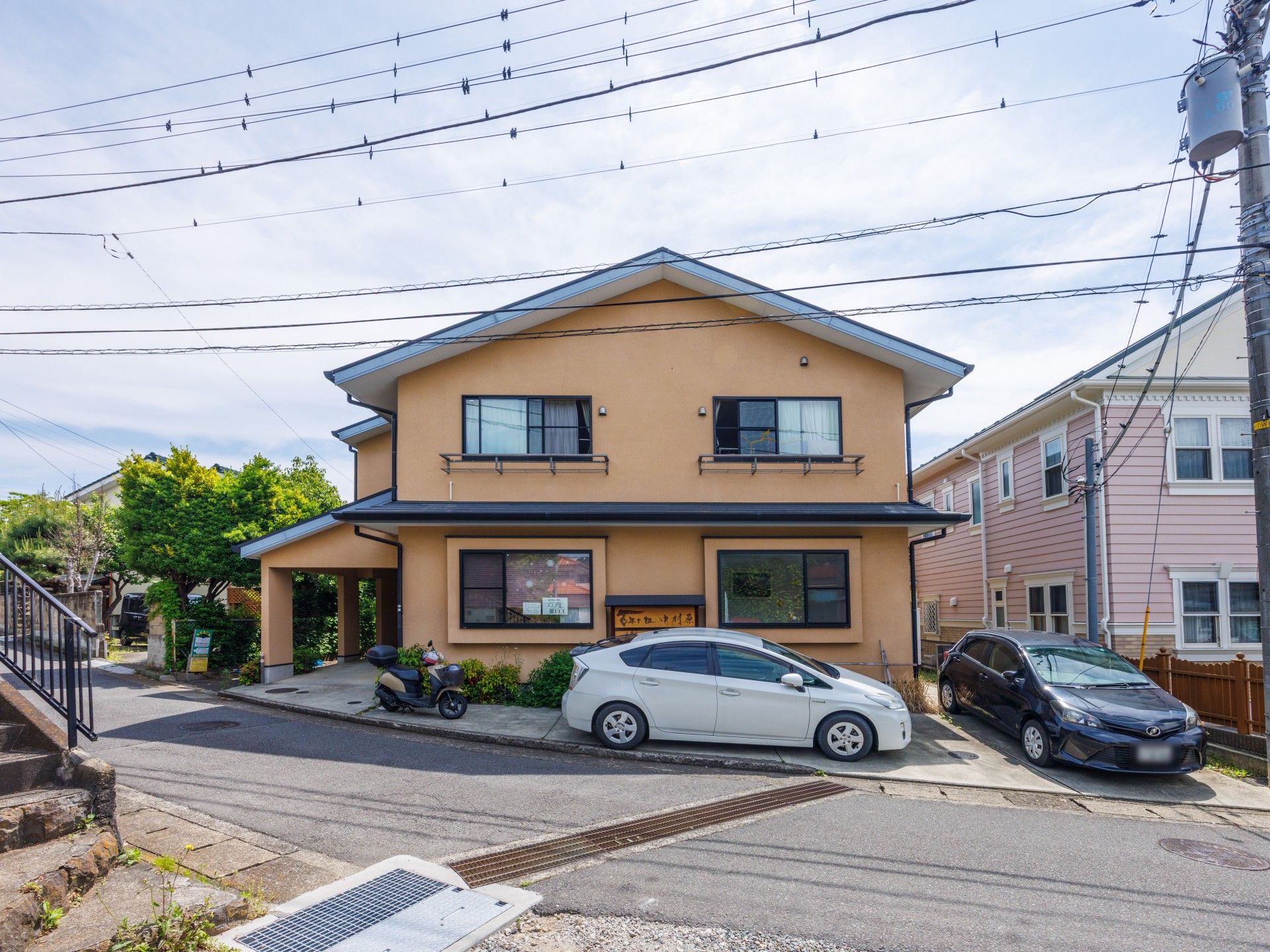 落ち着いた外観の建物