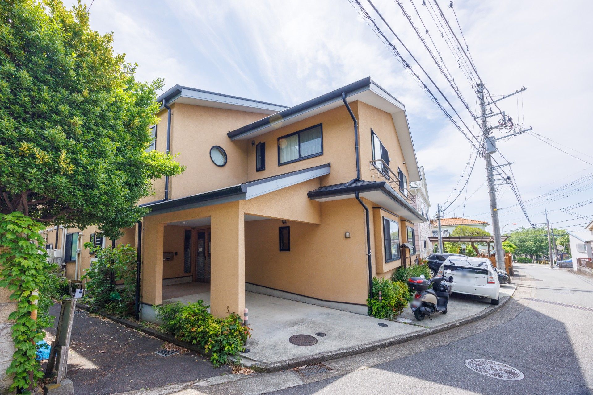 落ち着いた外観の建物