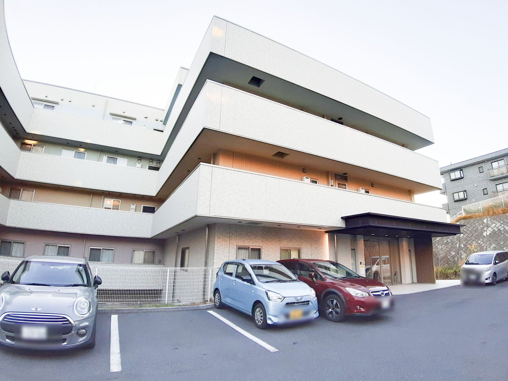 明るい施設の外観