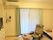 窓から光がよく入る明るい部屋である。部屋にはエアコンが取りつけられているため、年中快適に生活することができる。