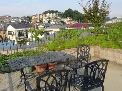 屋上にガーデンがある。テラス席が準備されているので、座って景色を眺めてゆっくりくつろいで過ごせるような場所となっている。