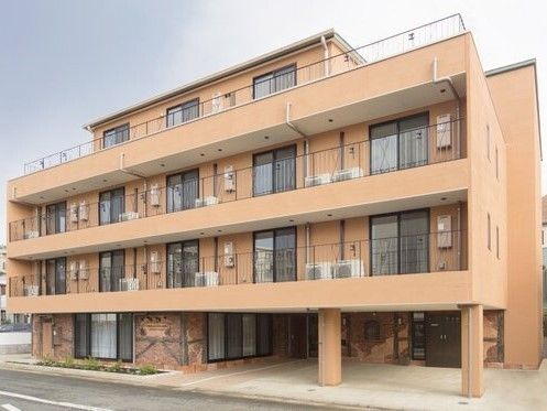 施設の外観はオレンジ色を採用している。来訪者様などが訪れる際には、道路側から容易に確認することができる。