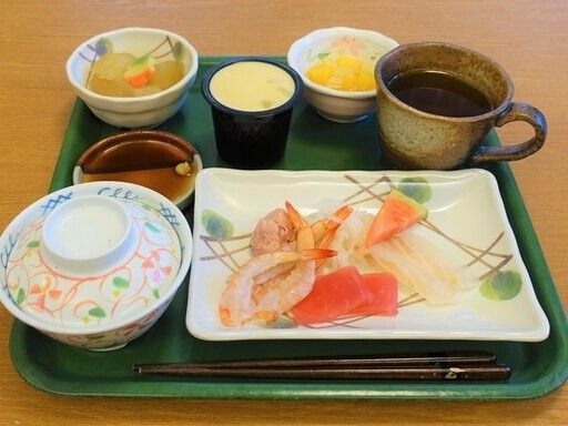 お刺身がメインの定食、茶わん蒸しや副菜も充実している