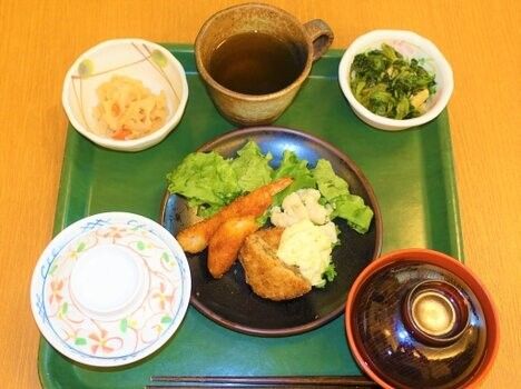 エビフライやコロッケなど、洋食の食事例