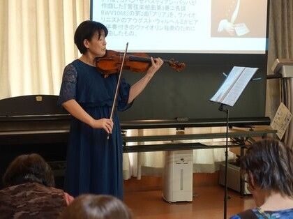 イベントで歌を披露している様子。施設内のイベントを写した写真