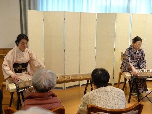 着物を着た女性ふたりが琴を演奏している様子